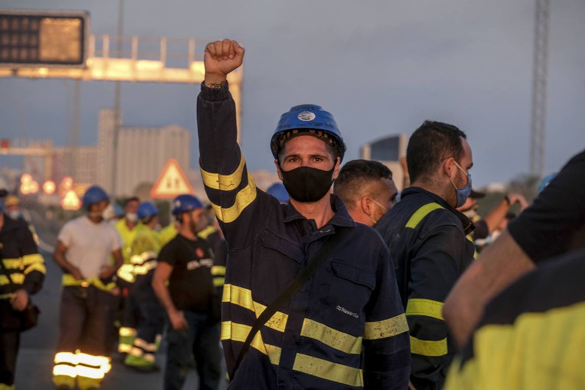 FOTOS: Trabajadores del metal cortan el Puente Carranza