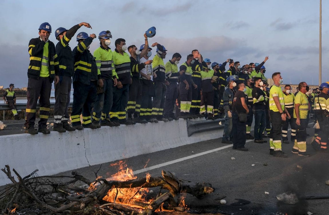 FOTOS: Trabajadores del metal cortan el Puente Carranza