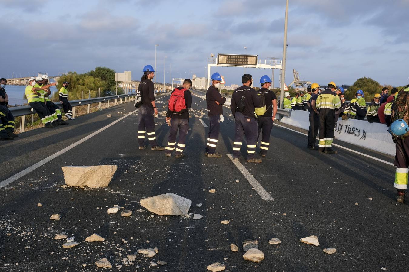 FOTOS: Trabajadores del metal cortan el Puente Carranza