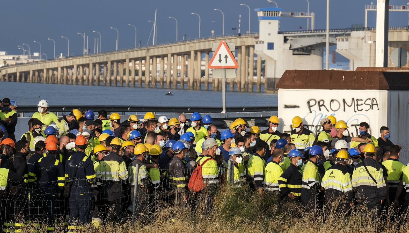 Trabajadores del metal cortan el puente Carranza con barricadas de fuego en demanda de carga de trabajo
