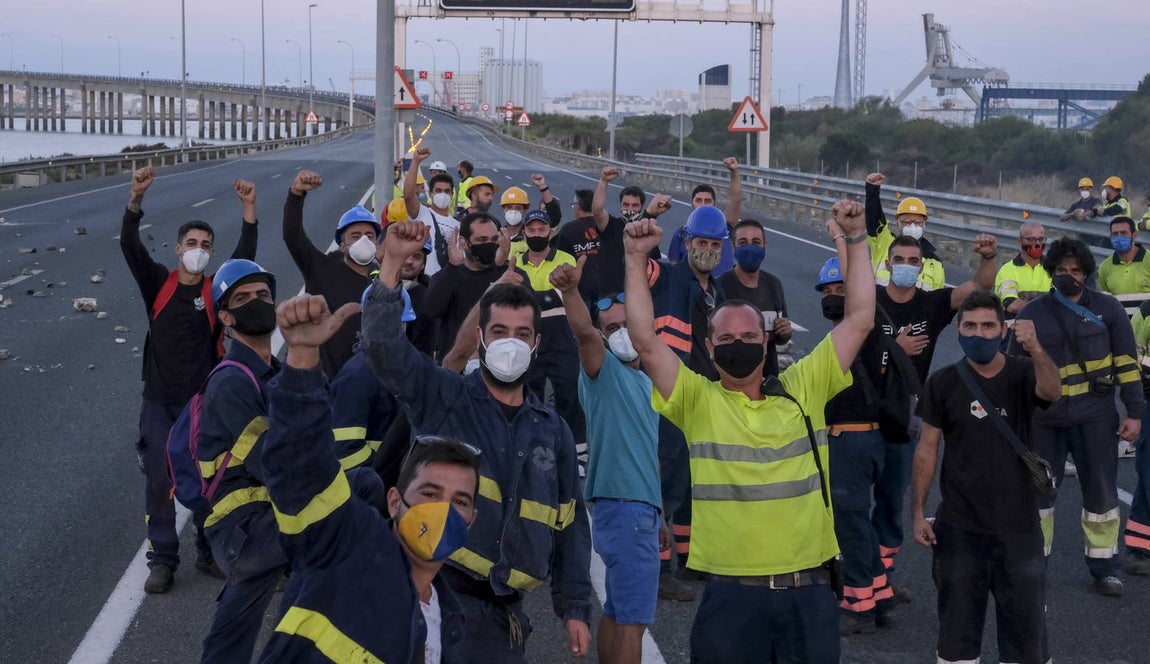 FOTOS: Trabajadores del metal cortan el Puente Carranza