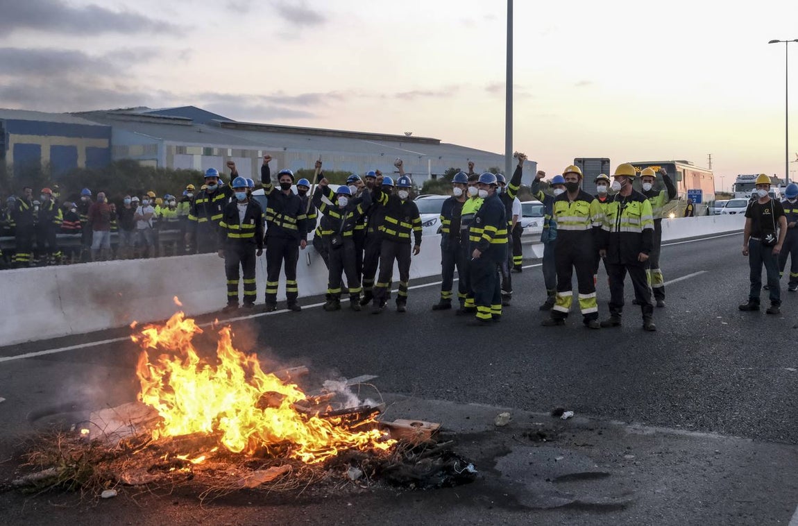 FOTOS: Trabajadores del metal cortan el Puente Carranza
