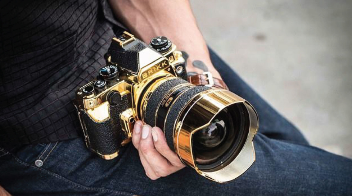 Lux Nikon Kit de Brikk. Los amantes del lujo están de suerte porque Brikk ha creado la versión más exclusiva de una cámara de fotos. El Kit Lux Nikon incluye la cámara y una lente 14-24 F/2,8, amba acabadas en oro puro de 24 quilates. La estructura está adornada con cuero stingray, incluyenfo los anillos de enfoque y zoom, el área de flash y el agarre. Su precio es de 49.000 euros.