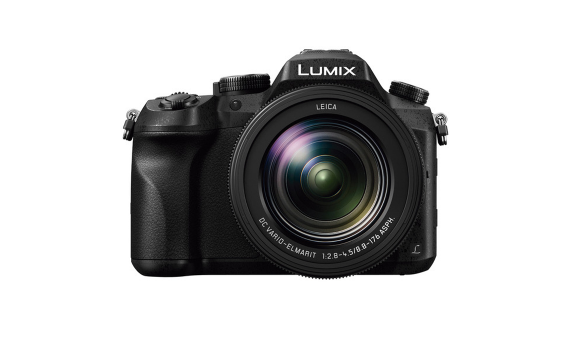 Lumix DMC – FZ2000EG. El modelo FZ2000 de Panasonic ofrece unos niveles y una calidad de vídeo profesionales gracias a la función de grabación 4K: Cinema 4K y QFHD 4K. Además, incluye un potente zoom, un sensor de una pulgada y utiliza una tarjeta clasificada como SD Speed Class con UHS-I Speed Class 3 al grabar película. Incluye también la tecnología DFD (Profundidad a partir del desenfoque) que calcula instantáneamente la distancia que hay hasta el sujeto. Su precio es de 1.249 euros.