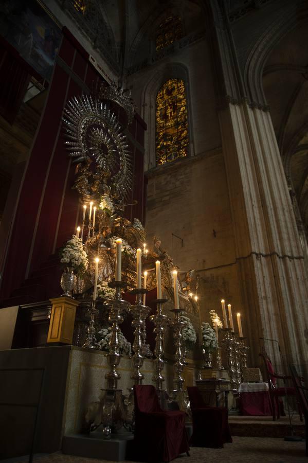 La Virgen de los Reyes, en el altar de novena