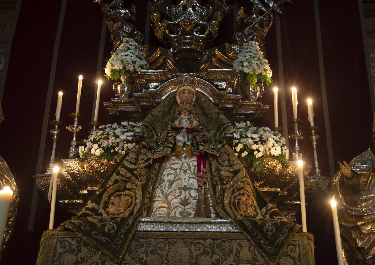 La Virgen de los Reyes, en el altar de novena