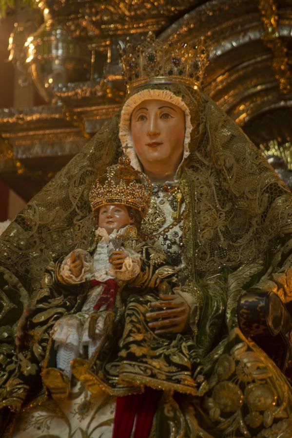 La Virgen de los Reyes, en el altar de novena