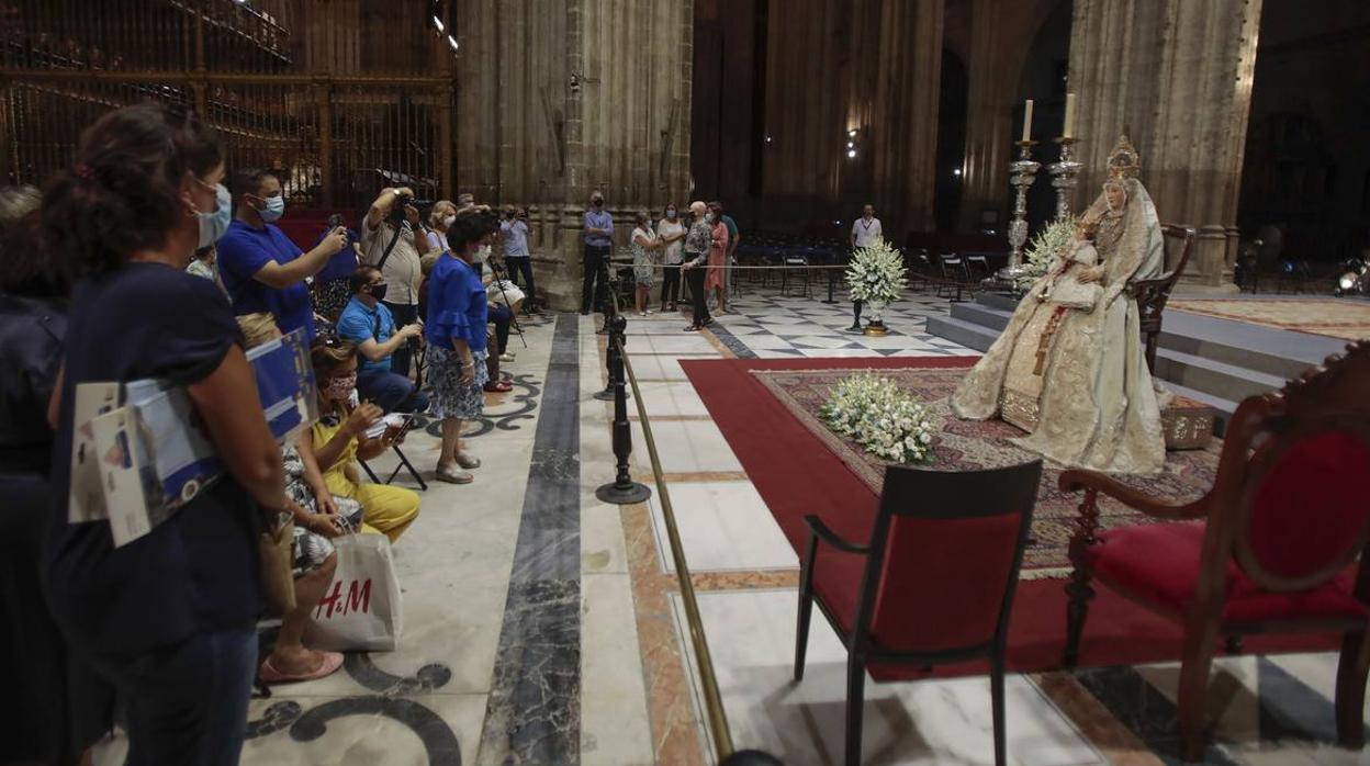 Colas en la Catedral para venerar a la Virgen de los Reyes, en imágenes