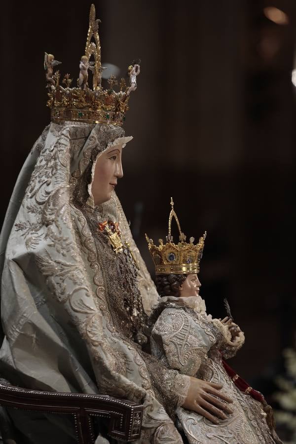 Colas en la Catedral para venerar a la Virgen de los Reyes, en imágenes