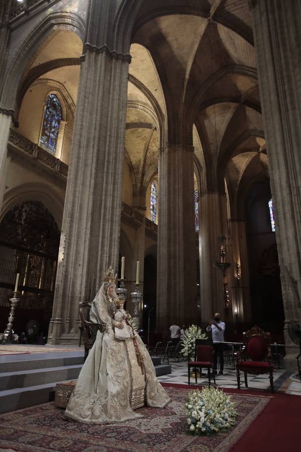 Colas en la Catedral para venerar a la Virgen de los Reyes, en imágenes