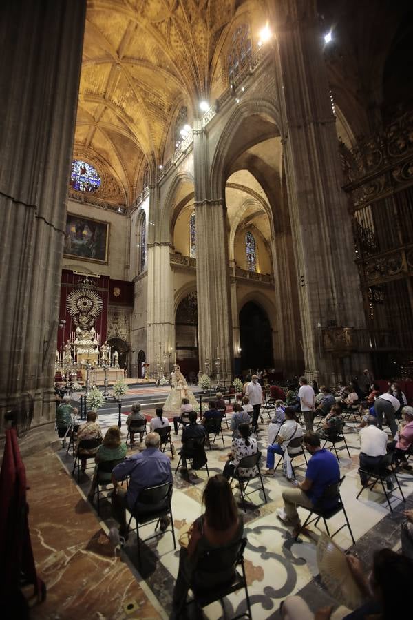 Colas en la Catedral para venerar a la Virgen de los Reyes, en imágenes