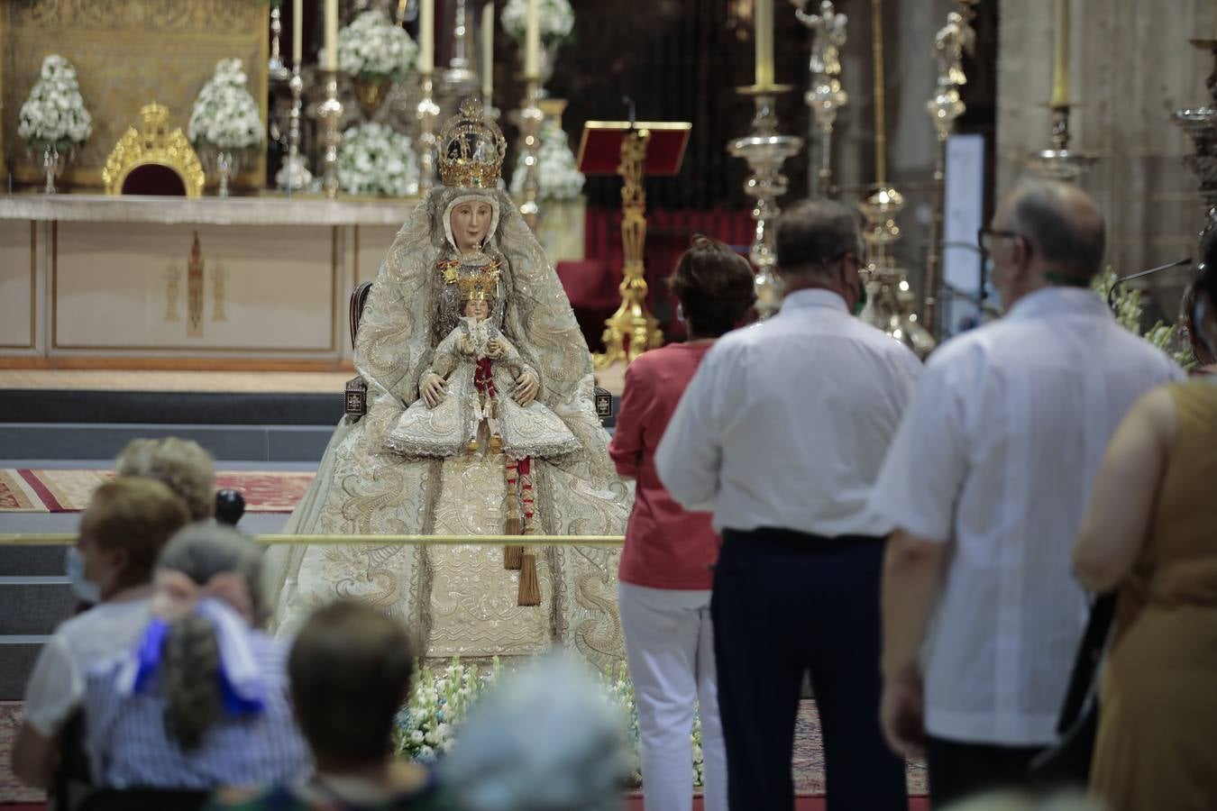 Colas en la Catedral para venerar a la Virgen de los Reyes, en imágenes