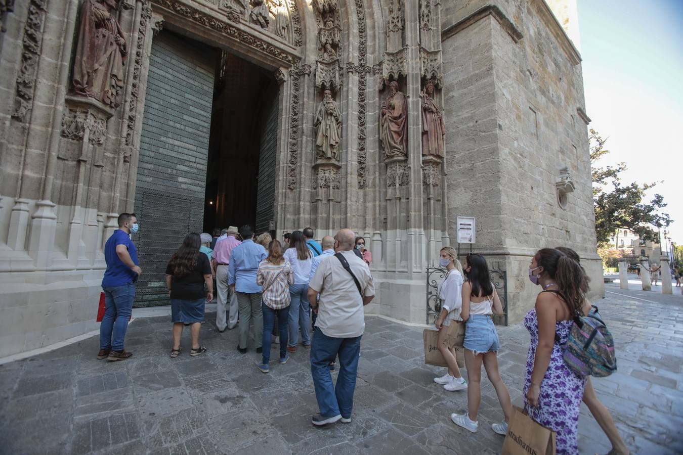 Colas en la Catedral para venerar a la Virgen de los Reyes, en imágenes