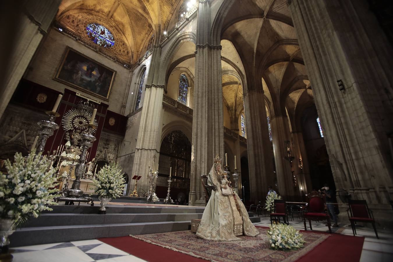 Colas en la Catedral para venerar a la Virgen de los Reyes, en imágenes