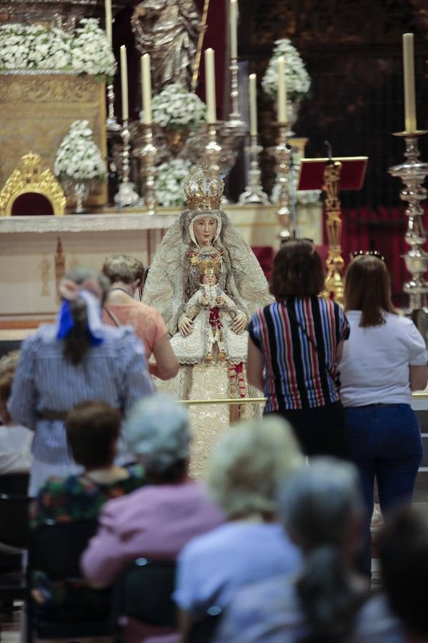 Colas en la Catedral para venerar a la Virgen de los Reyes, en imágenes