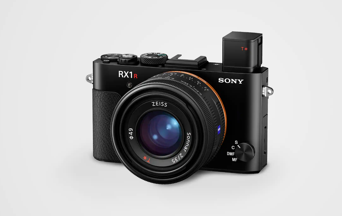 Sony RX1R II. Esta cámara compacta de Sony es una maravilla. Incluye un sensor de fotograma completo de 35 mm y 42,4 megapíxeles, un veloz enfoque automático, un visor electrónico retráctil y el primer filtro óptico de paso bajo variable. Estas y otras características haceN de este modelo la combinación perfecta de rendimiento innovador y comodidad versátil. Su precio es de 4.000 euros.