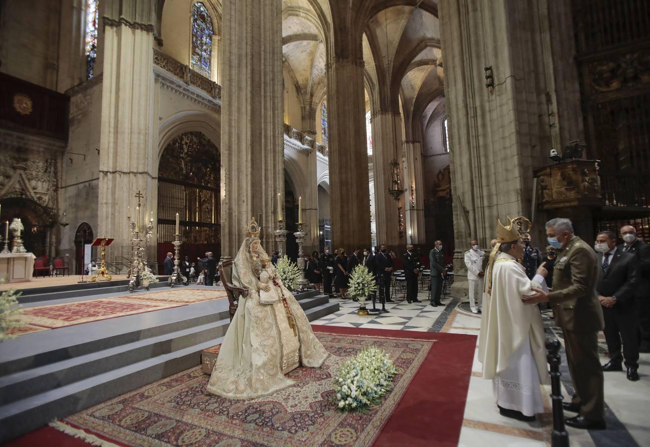 La Virgen de los Reyes recibe a los fieles en la Catedral, en imágenes