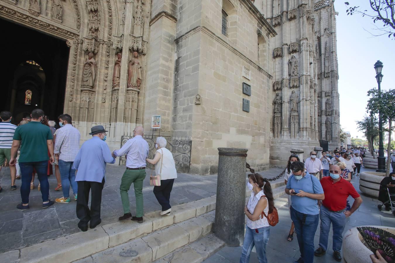 La Virgen de los Reyes recibe a los fieles en la Catedral, en imágenes