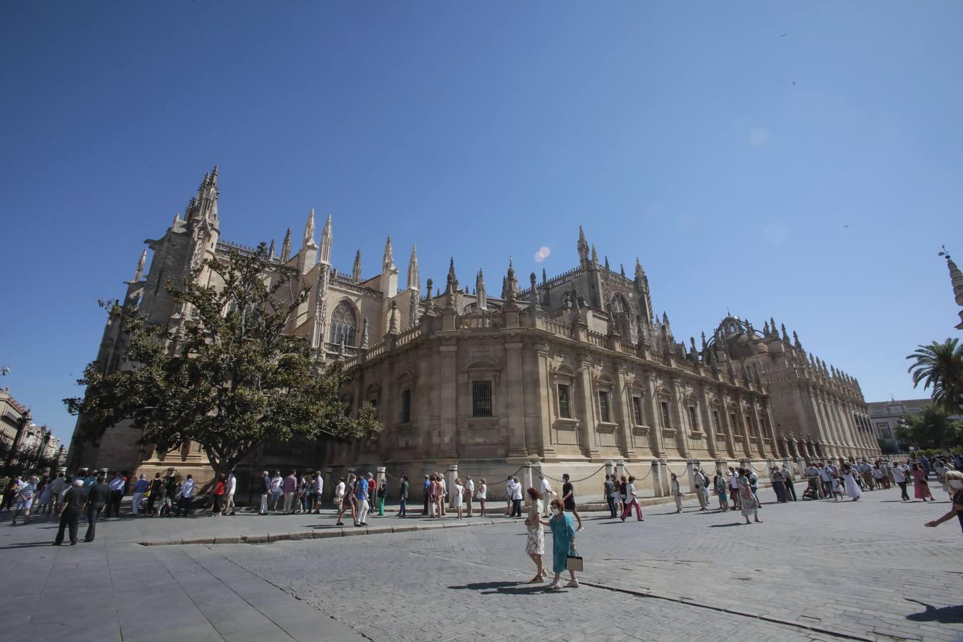 La Virgen de los Reyes recibe a los fieles en la Catedral, en imágenes