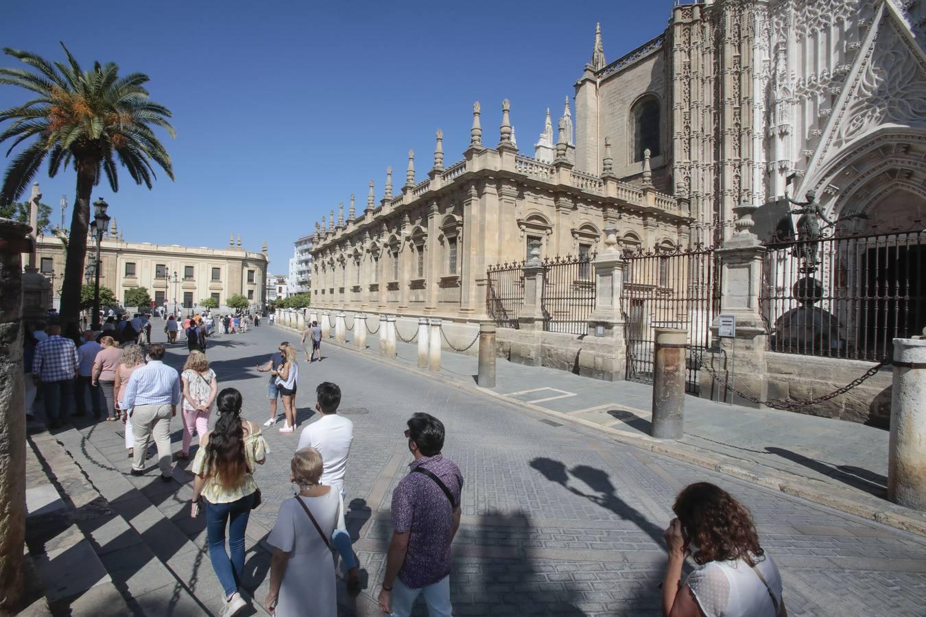 La Virgen de los Reyes recibe a los fieles en la Catedral, en imágenes