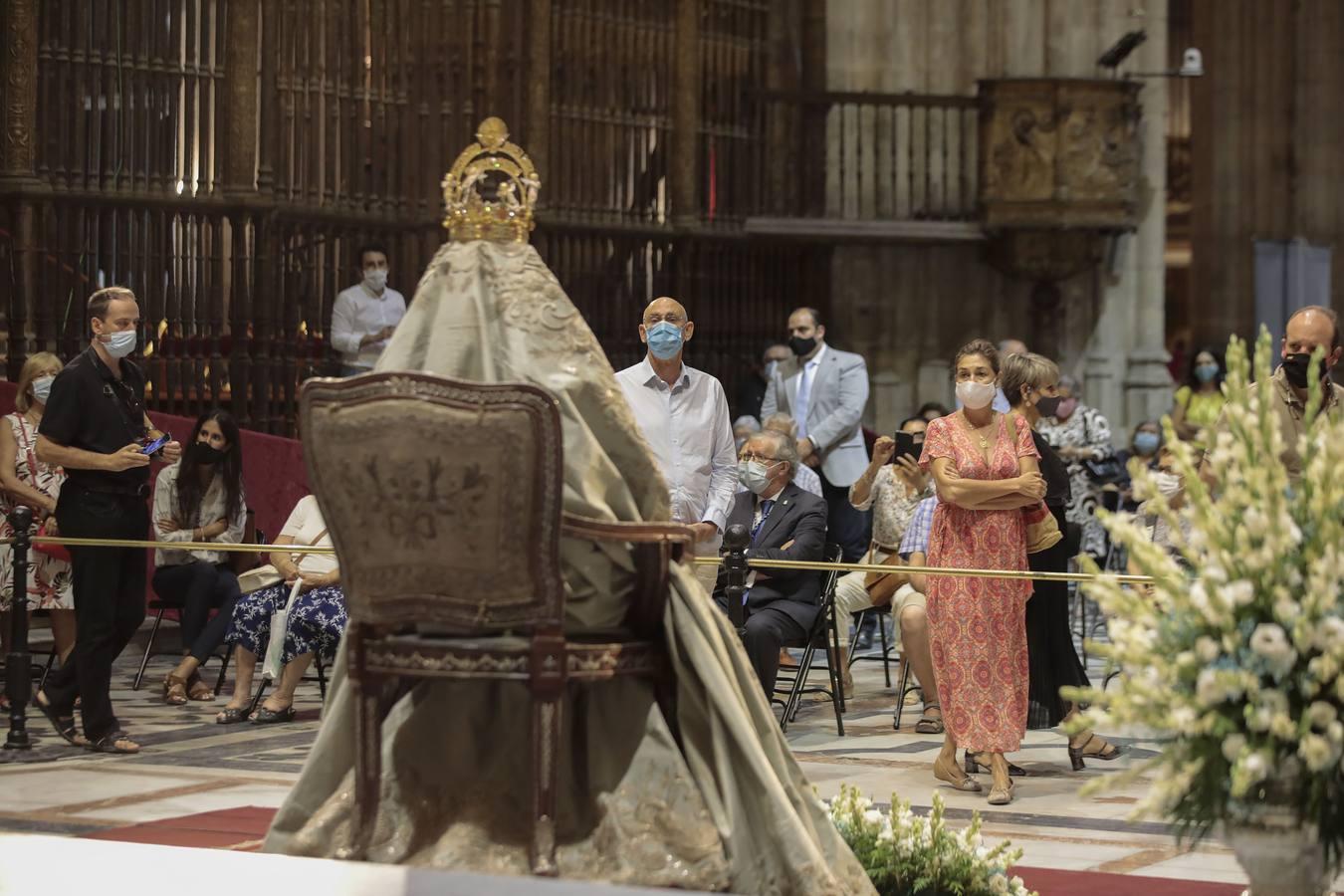 La Virgen de los Reyes recibe a los fieles en la Catedral, en imágenes