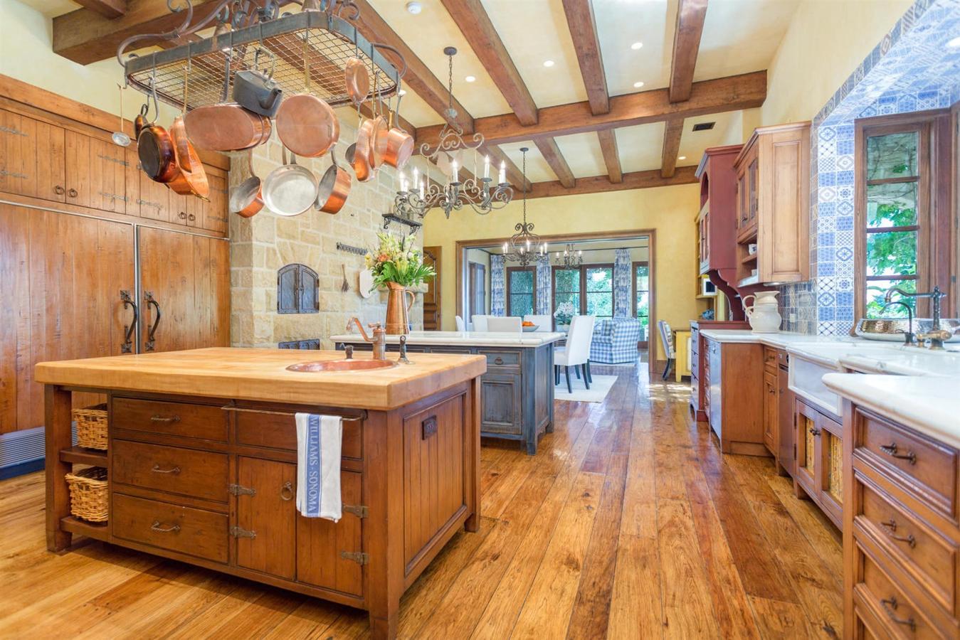 El nuevo hogar de Meghan Markle y el Príncipe Harry. La cocina, con muebles y suelos de madera natural, está equipada con dos islas -una de ellas con fregadero-, alacena y hasta con un horno de piedra. La estancia se abre hacia un pequeño comedor, espacio perfecto para desayunar mientras se disfruta de las vistas.