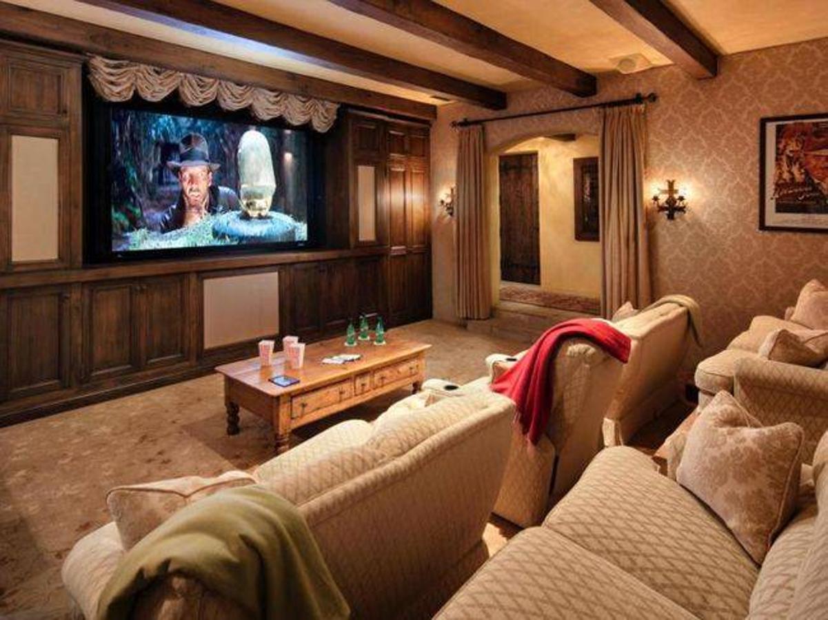 El nuevo hogar de Meghan Markle y el Príncipe Harry. La casa principal dispone de biblioteca, despacho, spa con sauna, gimnasio, bodega, garaje con espacio para cinco vehículos y hasta una sala de cine en la que la actrriz podrá disfrutar de las mejores películas con total privacidad.