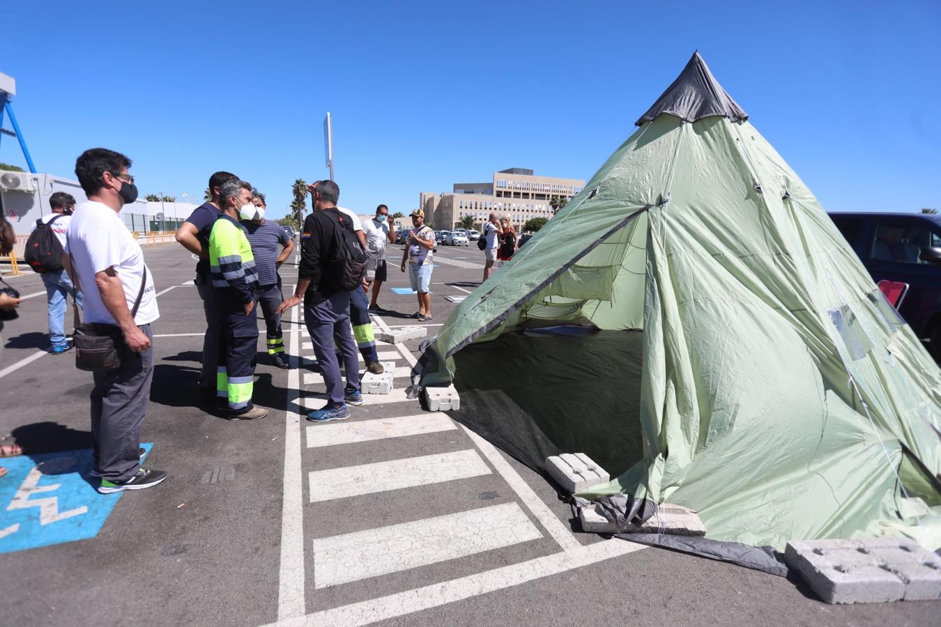 Fotos: Los dos trabajadores despedidos acampan en Astilleros a la espera de una «explicación
