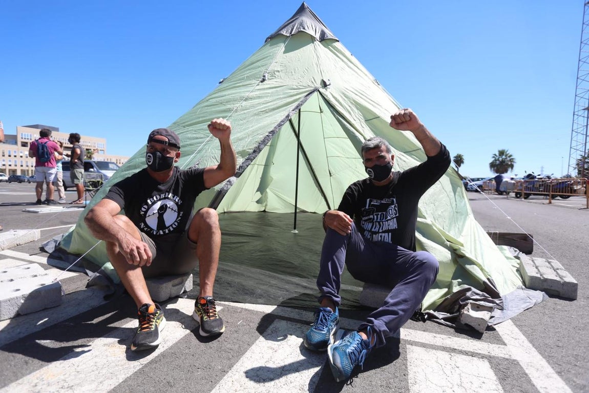 Fotos: Los dos trabajadores despedidos acampan en Astilleros a la espera de una «explicación