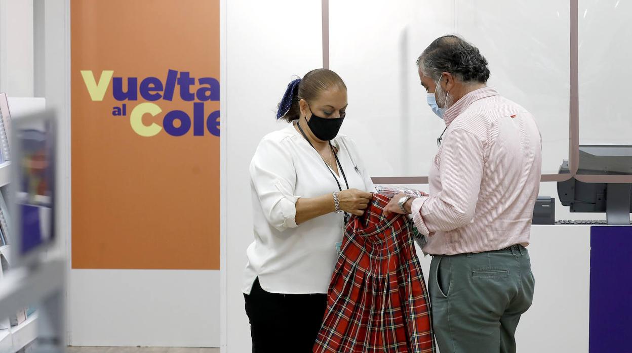 Tiendas de uniformes y papelerías se preparan para la vuelta al cole en Córdoba, en imágenes