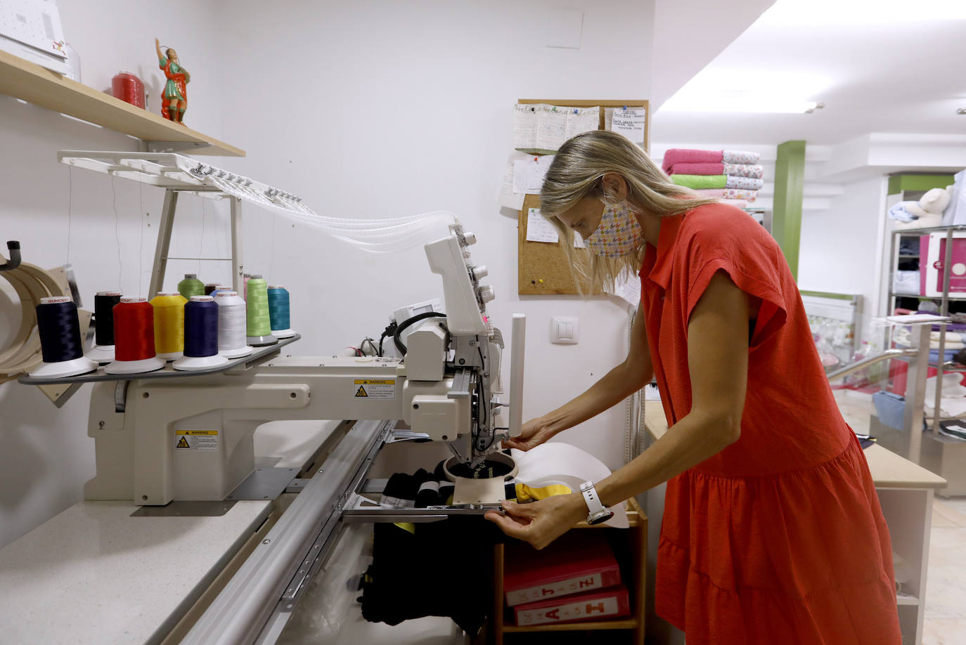 Tiendas de uniformes y papelerías se preparan para la vuelta al cole en Córdoba, en imágenes