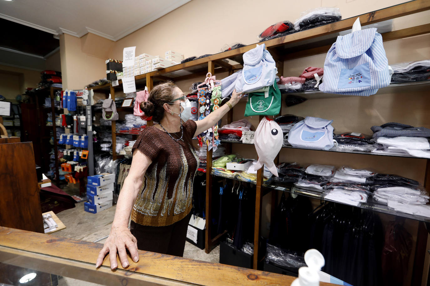 Tiendas de uniformes y papelerías se preparan para la vuelta al cole en Córdoba, en imágenes