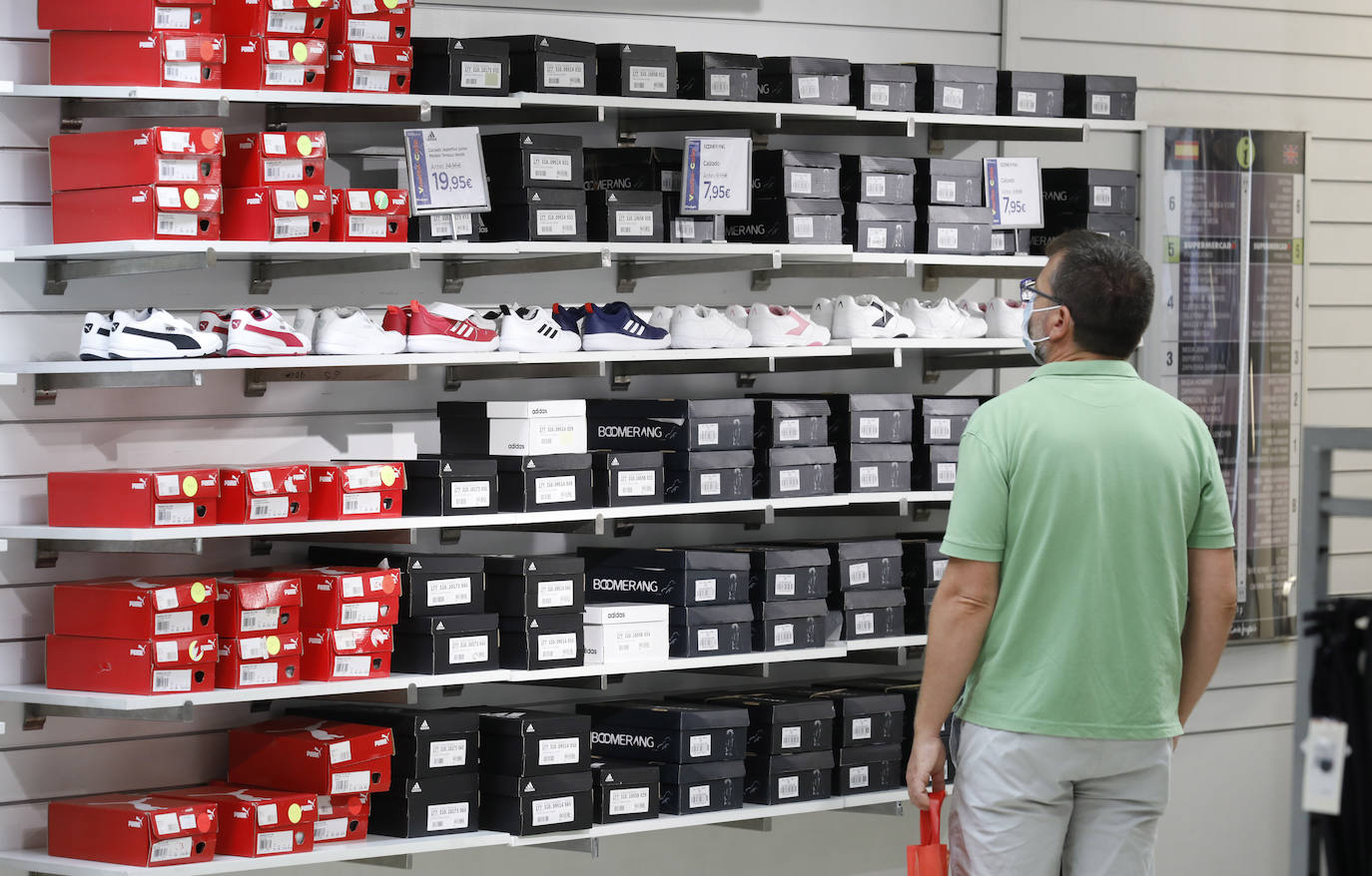 Tiendas de uniformes y papelerías se preparan para la vuelta al cole en Córdoba, en imágenes