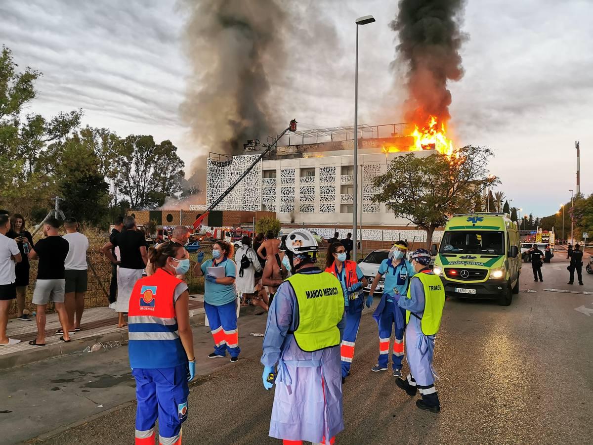 El devastador incendio del hotel Sisu Boutique de Marbella, en imágenes