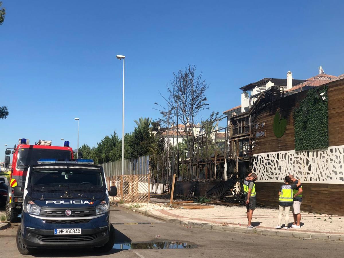 El devastador incendio del hotel Sisu Boutique de Marbella, en imágenes