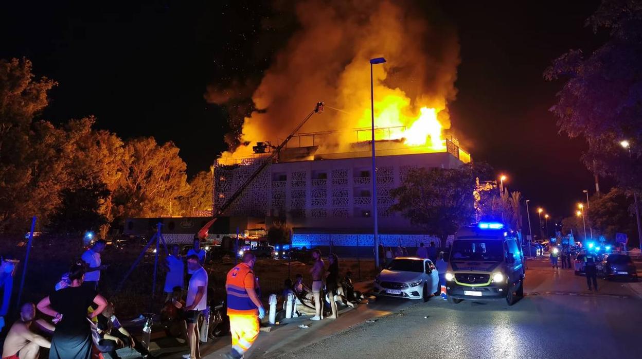 El devastador incendio del hotel Sisu Boutique de Marbella, en imágenes