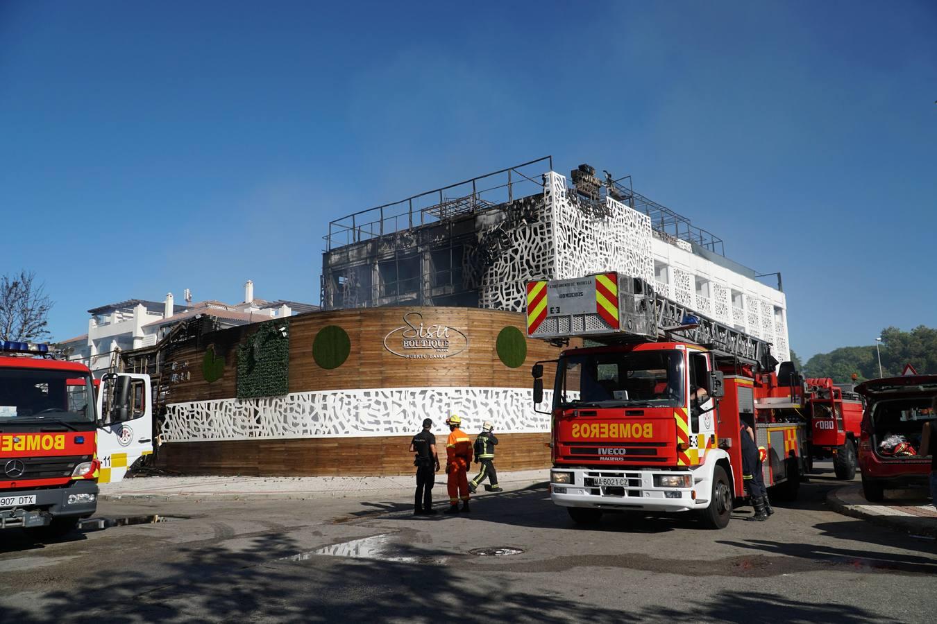 El devastador incendio del hotel Sisu Boutique de Marbella, en imágenes