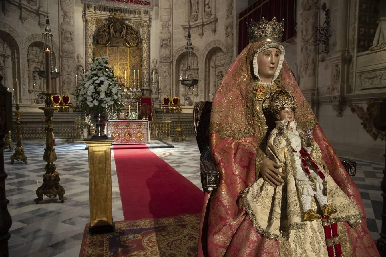 Imágenes del segundo «besamanos» de la Virgen de los Reyes