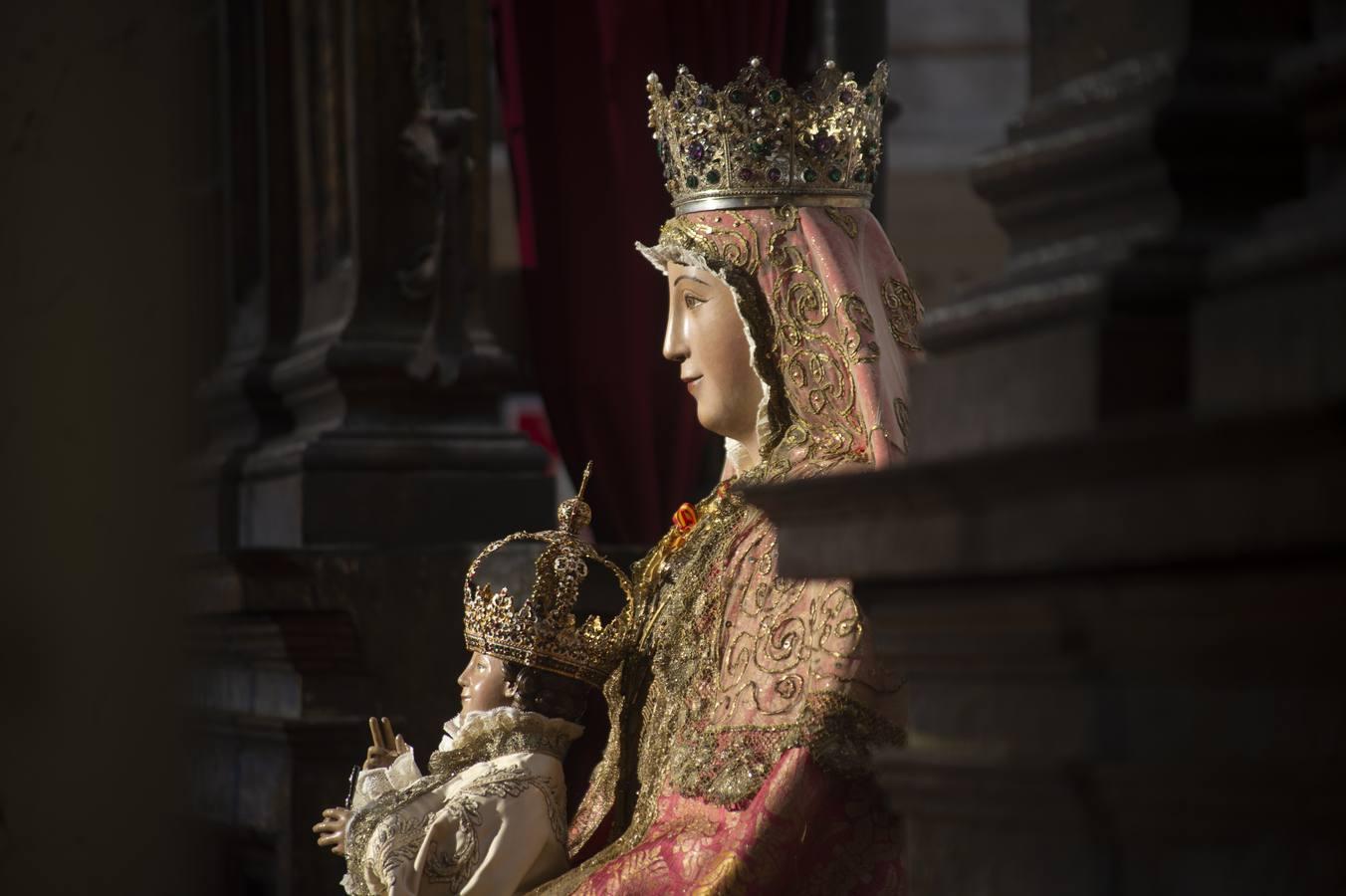 Imágenes del segundo «besamanos» de la Virgen de los Reyes