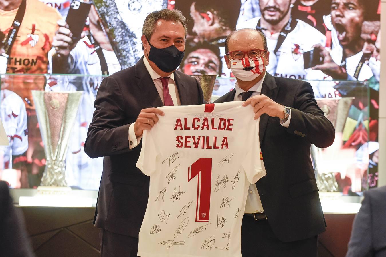 Los actos oficiales tras la llegada de la copa a Sevilla, en imágenes