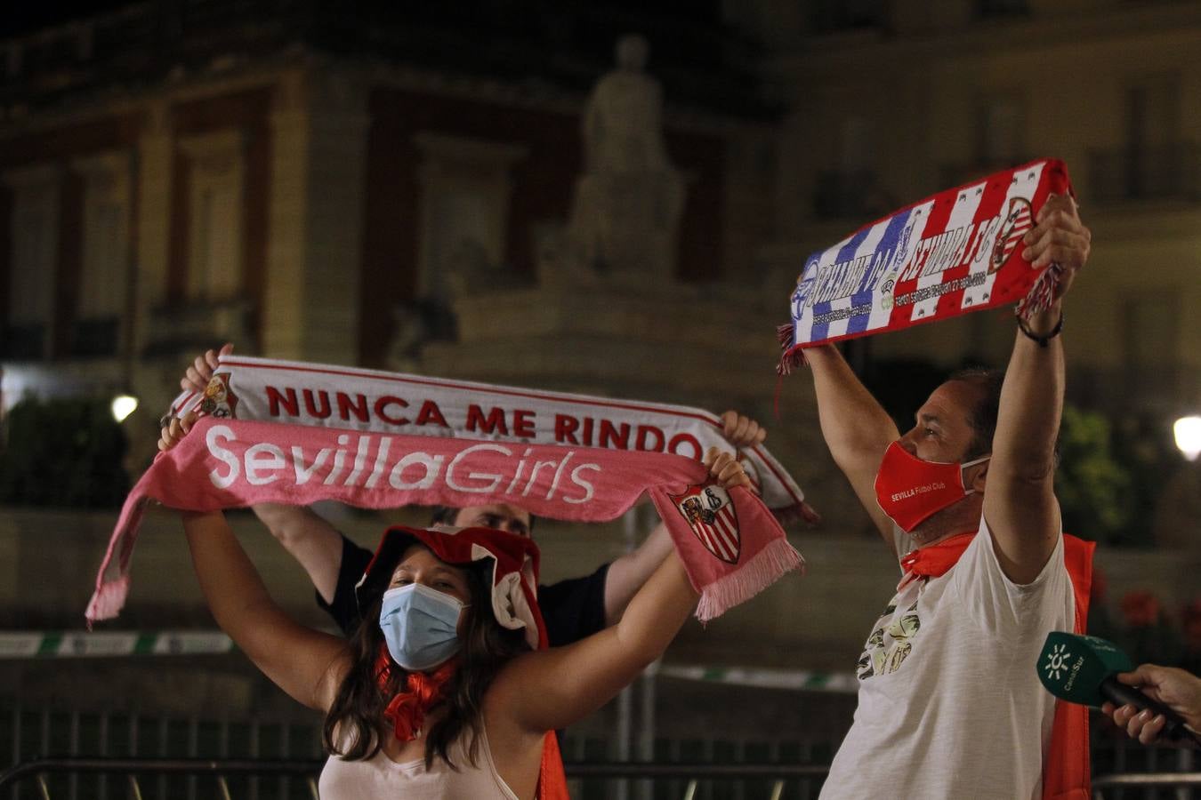 Sevilla FC - Inter de Milán: en imágenes, así han vivido la victoria rojiblanca los sevillistas