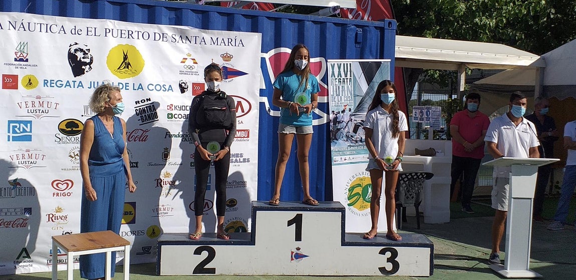 Ganadoras de la categoría Sub 16 de Optimist.. 