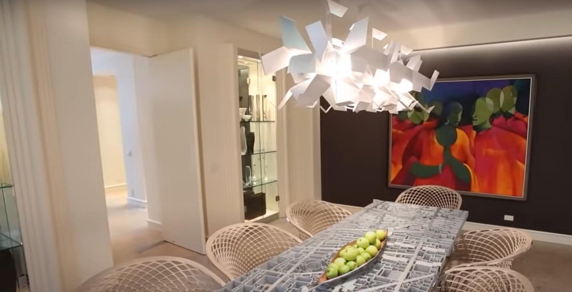 Atención al detalle. No faltan tampoco las obras de arte ni los muebles cuidadosamente seleccionados. Un ejemplo lo encontramos en la mesa de la imagen, inspirada en las calles de Bagdad.