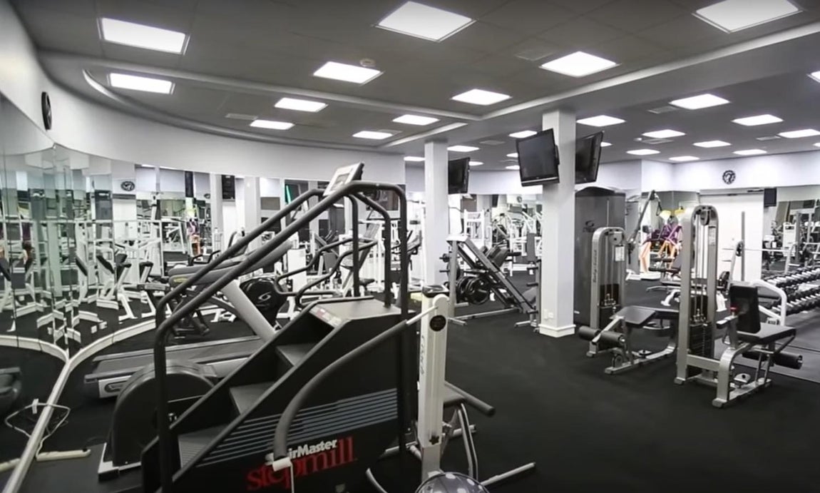 Sin embargo... resulta imposible venderla. Como curiosidad, comentar que en 2015 como aliciente para incentivar su venta, la inmobiliaria prometía a los compradores pares ilimitados de Nike Air Jordan de por vida.