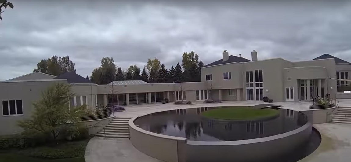 Puro lujo en 5.000 metros cuadrados. Entre otras excentricidades no falta una piscina infinita con un césped en el centro que se convierte en el foco de atención del amplio terreno de 2,8 hectáreas en el que también hay un mini campo de golf, pista de tenis, porche y varios cenadores.