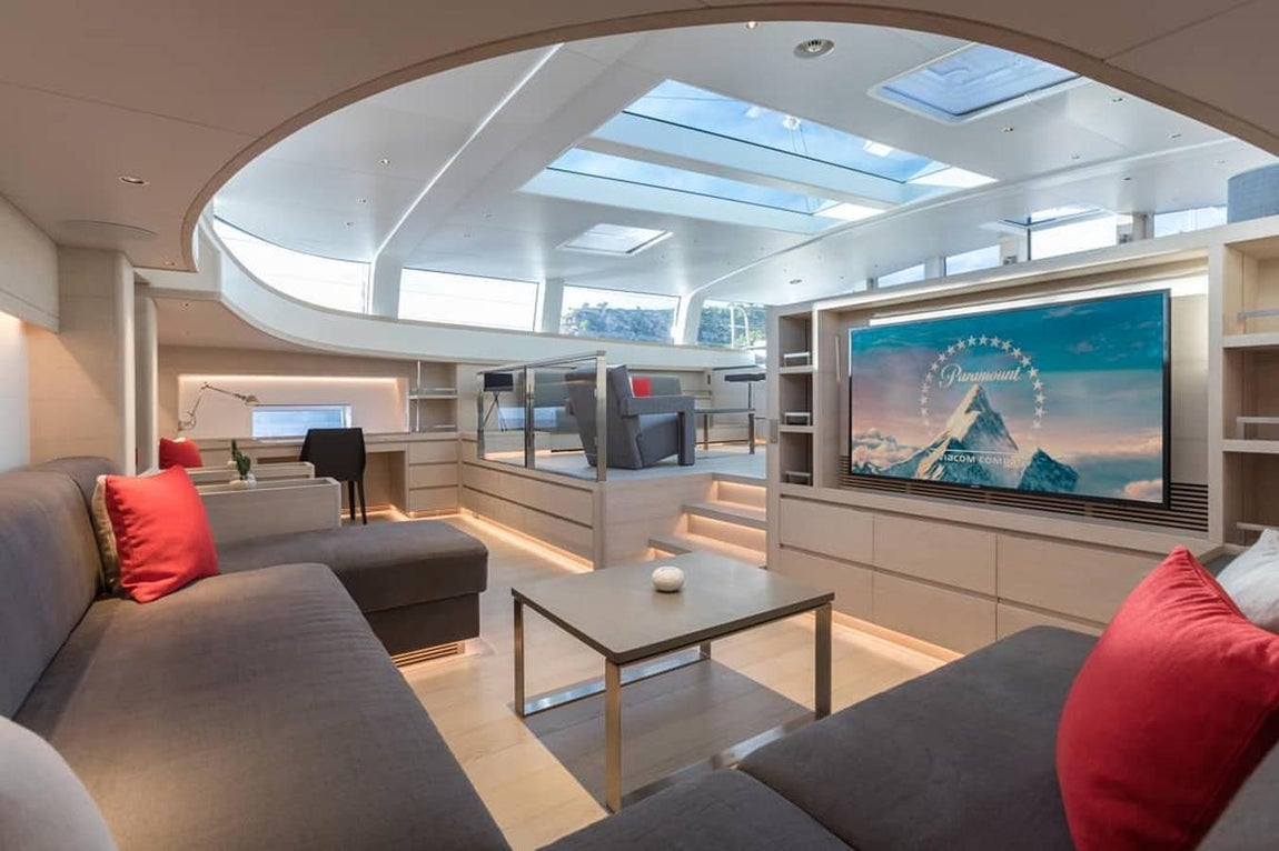 Espacios ampliso y luminosos. El mobiliario y el diseño interior se realizarán bajo las preferencias del futuro dueño, siempre bajo un estilo elegante y funcional. La superficie interior es de 735 metros cuadrados y posee capacidad para 12 personas más los miembros de la tripulación.