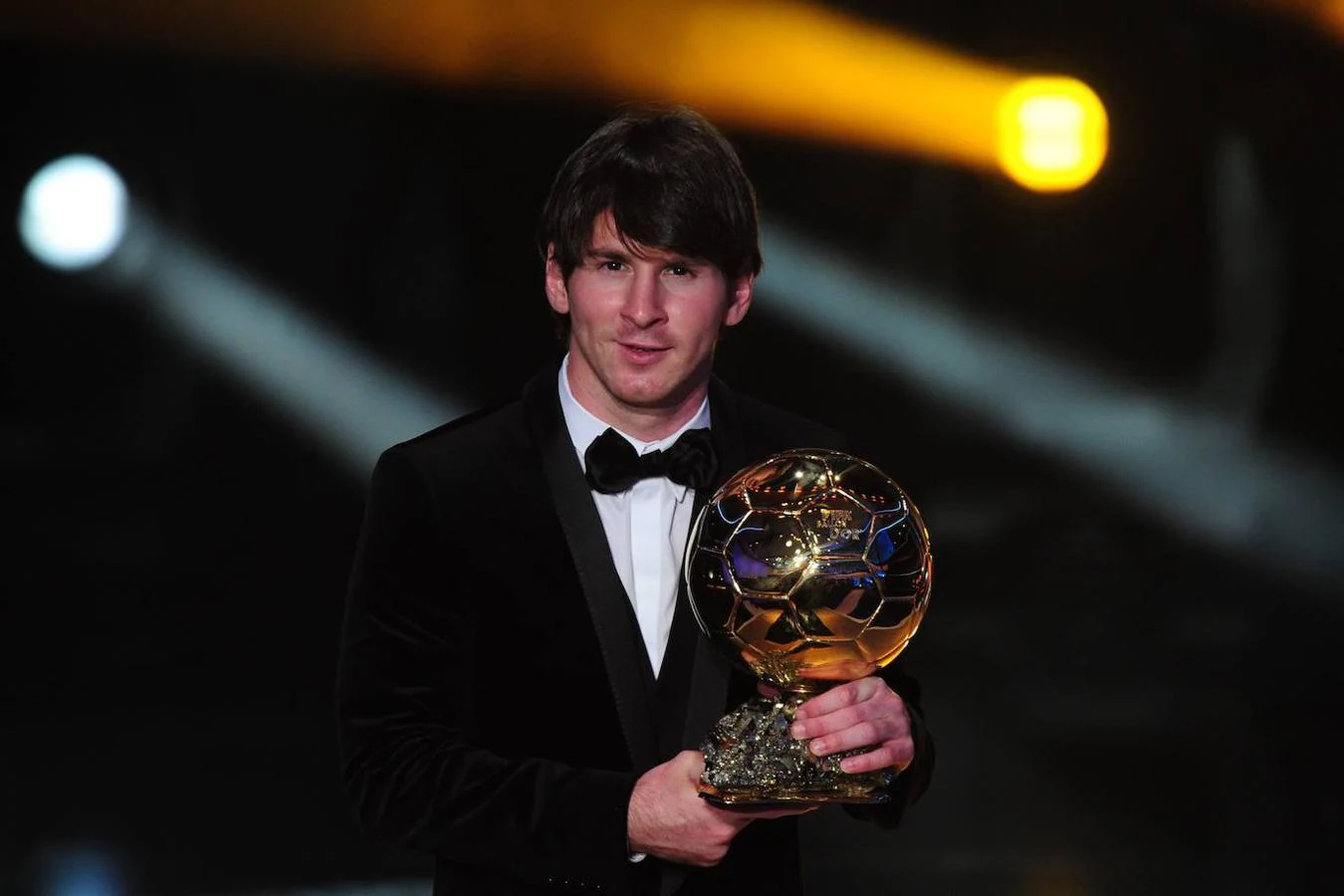 Messi recibe el Balón de Oro de la FIFA (el tercero de su carrera) el 10 de enero de 2011 en una ceremonia que tuvo lugar en Zurich (Suiza).. 