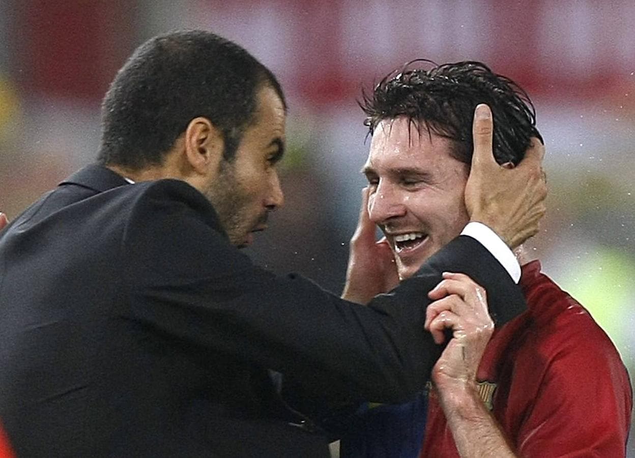 El jugador argentino con el entonces entrenador del Barcelona, Pep Guardiola.. 