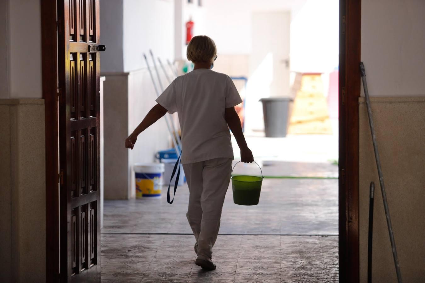 Las labores de limpieza en el colegio Jesús Nazareno en imágenes