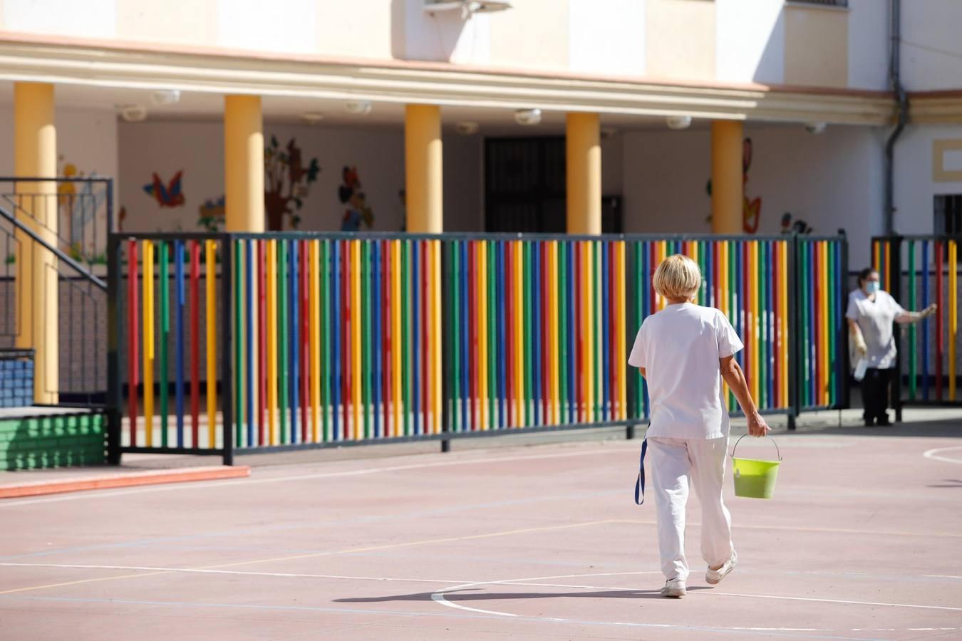 Las labores de limpieza en el colegio Jesús Nazareno en imágenes